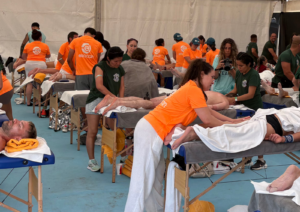 Alumnado realizando masajes en el Ironman Lanzarote 2026 Alumnado realizando masajes en el Ironman Lanzarote 2026