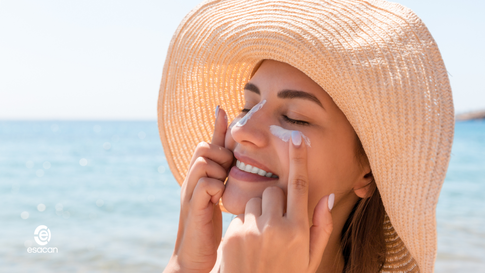 Mujer usando crema solar en el Rostro