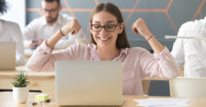 Persona motivada y realizada en su nuevo entorno laboral 