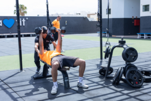 profesor corrigiendo a un alumno de entrenador