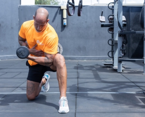 entrenador personal guiando un ejercicio seguro
