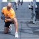 entrenador personal guiando un ejercicio seguro