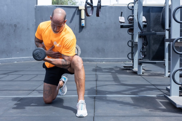 entrenador personal guiando un ejercicio seguro
